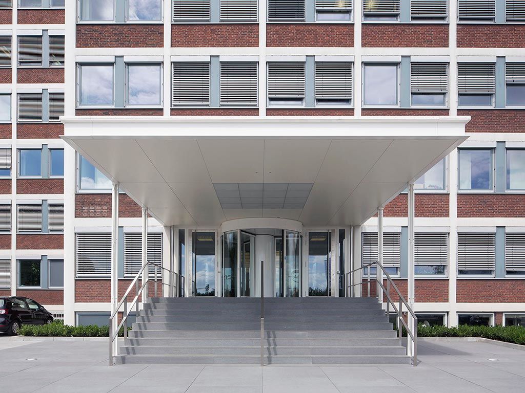 Haupteingang und Vorplatz Agravis Zentrale
